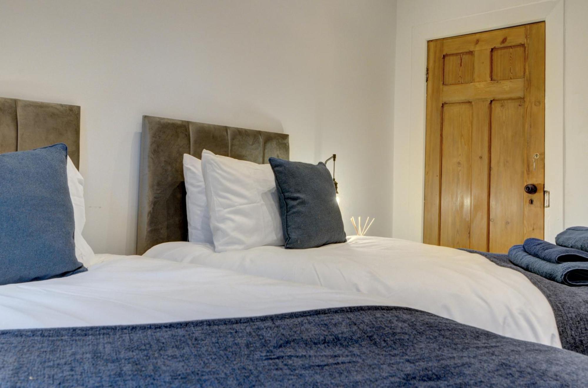 הוילה לידס The Old Vicarage - Secure Parking, Fast Wifi, Garden מראה חיצוני תמונה